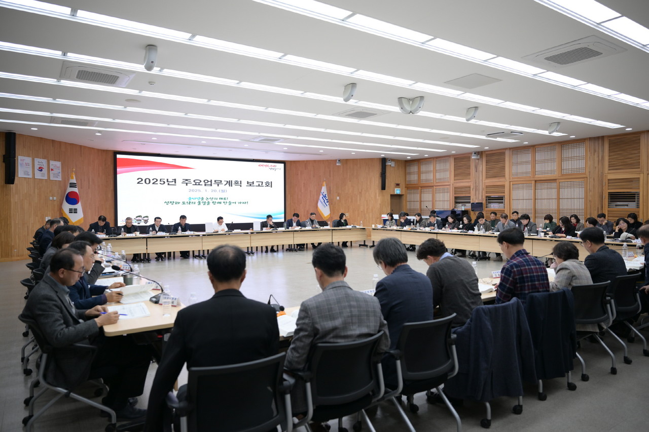 논산시는 20일 시청 회의실서 보고회 개최, 부서별 역점사업ㆍ시기별 핵심과제 중점 점검 했다(논산시청)