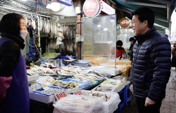 2024. 2. 설 연휴를 앞두고 시장 격려방문에 나선 서강석 송파구청장(사진=송파구청)