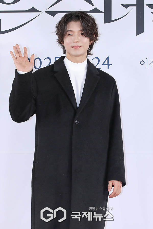 [GJ포토] 배우 하준, '훈훈한 손인사'(검은 수녀들 VIP 시사회)