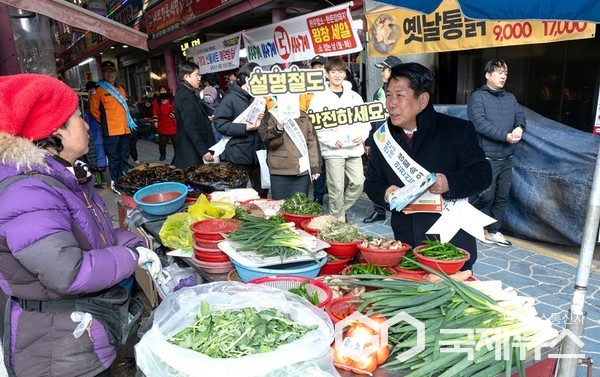 설 명절 대비 전통시장 안전점검 캠페인에 나선 김창규 제천시장(사진=제천시)