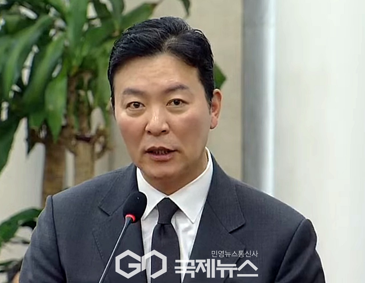 ▲김성훈 대통령경호처장 직무대행은 22일 오전 국회에서 열린 윤석열 정부 내란 혐의' 진상규명을 위한 국회 국정조사 특별위원회 1차 청문회에서 공수처 관저 압수수색 관련 협조 요청에 대해 답변하고 있다./사진=이용우 기자