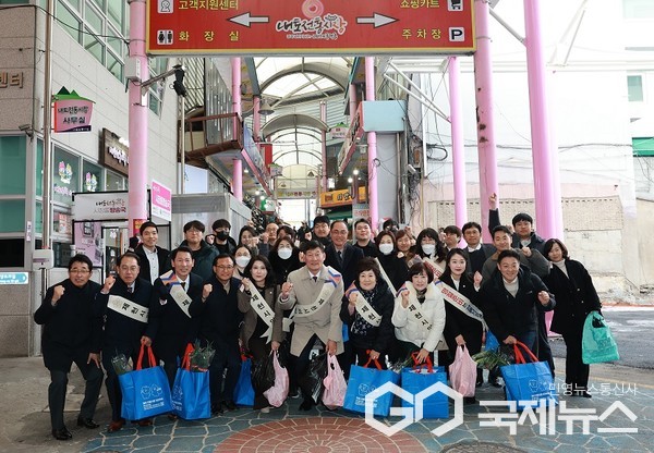 설 명절 맞이 전통시장 장보기 행사에 나선 제천시의회 직원들 모습(사진=제천시의회)
