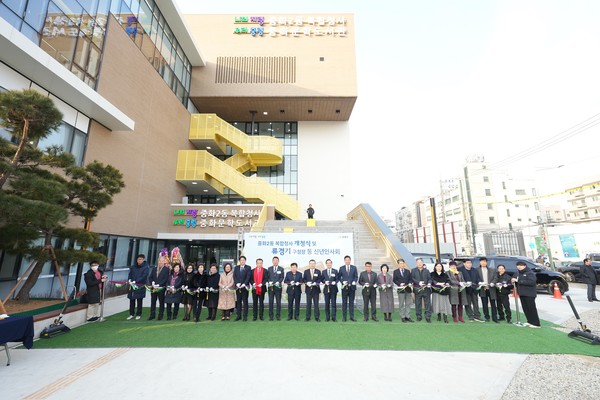 중화2동 복합청사 개청식에 참석한 류경기 중랑구청장과 관계자들의 모습 (중랑구 제공)