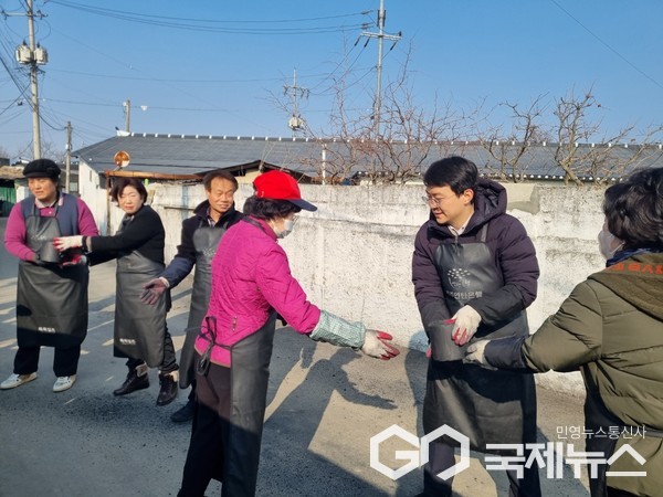 연탄을 나르는 박지원 전주시체육회장과 임직원 및 봉사자들