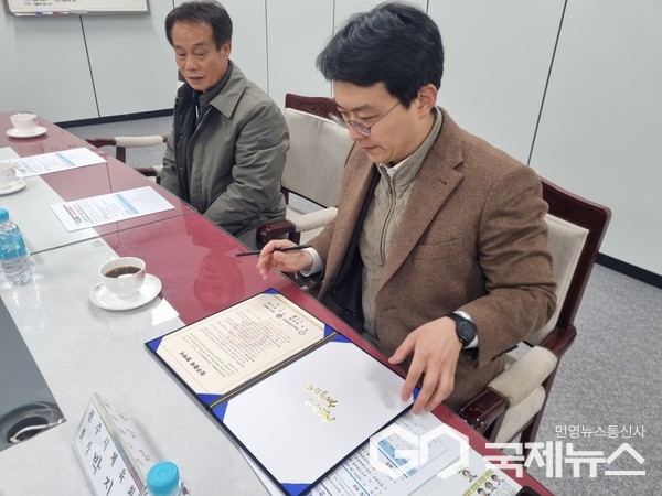 MOU 협약서를 살펴보는 박지원 전주시체육회장, 사진 / 전주시체육회 제공