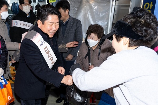 김창규 제천시장 설명절 장보기 행사 모습(사진=제천시)