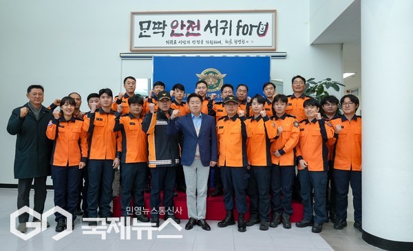 오영훈 지사는 연휴 기간 특별근무태세를 유지하고 있는 서귀포소방서를 방문해 근무 인력과 출동 상황을 점검하고, 도민 안전을 위해 24시간 비상 대기 중인 소방공무원과 의용소방대원들을 격려했다.[사진=제주도]