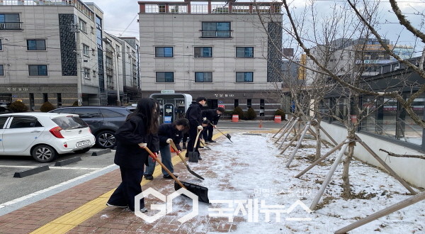 가흥1동 직원들이 동 주변 마을도로에 제설 작업을 실시하고 있다