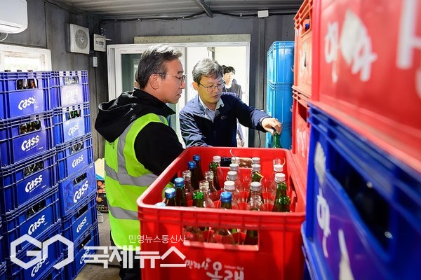 서귀포시는 빈용기를 반환하는 시민들의 반환 편의를 위해 보증금을 직접 지급하는 빈용기 반환수집소를 9개소(반환수집소 전국 운영 현황: 총26개소) 운영 중에 있으며 이를 통해 지난해 수집된  404만병에 대해 반환금 4억1200만원을 시민들에게 돌려줬다.[사진=서귀포시청]