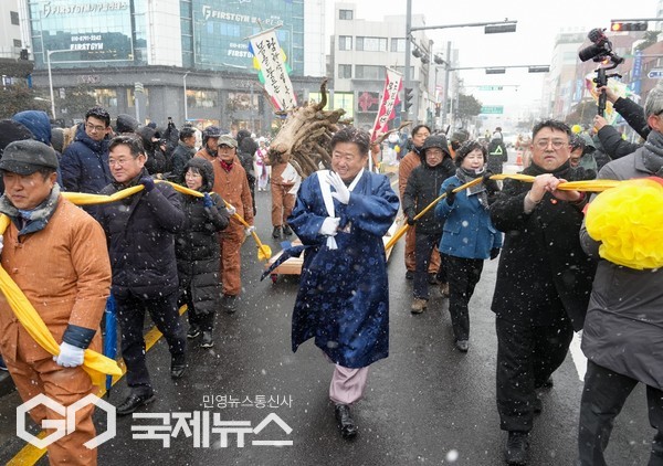 오영훈 지사는 4일 관덕정 일원에서 1만 8천 제주 신들에 대한 배례를 시작으로 모의 농경의례를 재현하는 ‘낭쉐몰이’에서는 직접 낭쉐를 끌며 도민 무사안녕과 풍요를 기원했다.[사진=제주도]