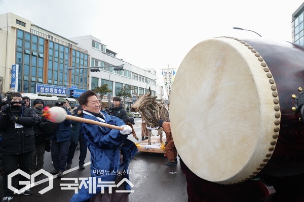 오영훈 지사는 2일 풍농을 기원하는 유교식 제례 ‘세경제’와 항아리를 깨뜨려 액을 보내고 콩을 뿌려 풍요를 기원하는 ‘사리살성’에 직접 참여해 도민들에게 덕담을 전했다.[사진=제주도]