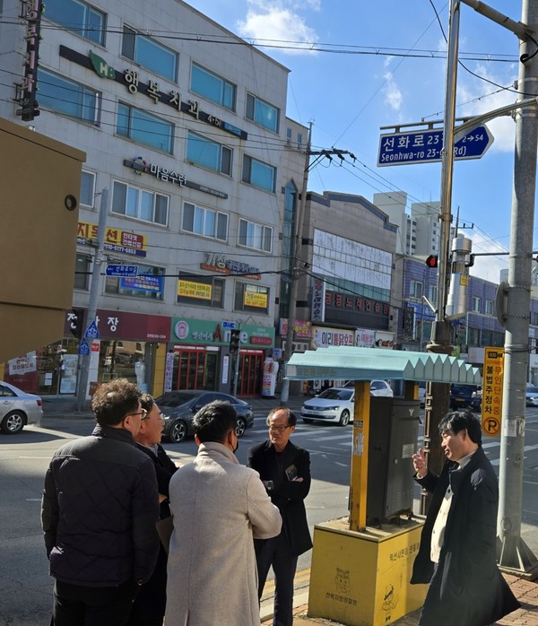 박철원 익산시의원, 모현이편한세상A 사거리 출·퇴근시간 상습정체구역 해결을 위한 현장방문(사진=익산시의회 제공)