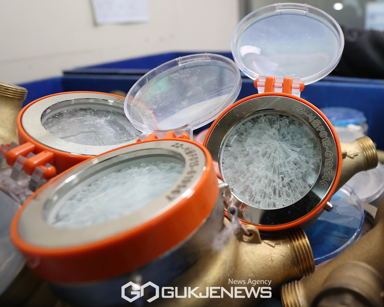 (서울=국제뉴스) 서울 강북구 북부수도사업소에서 한 직원이 추위에 동파된 수도계량기를 살펴보고 있다./사진=이용우기자