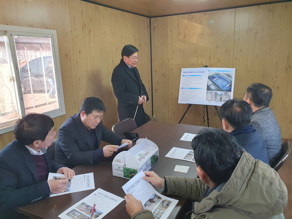 사진은 5일 영광군의회 산업건설위원회가 포항시 남구 장기면의 포항 스마트 연어양식 클러스터 조성 현장을 방문해 포항 연어 스마트양식 추진 현황에 대한 설명을 듣고 있다. (사진 = 포항시)