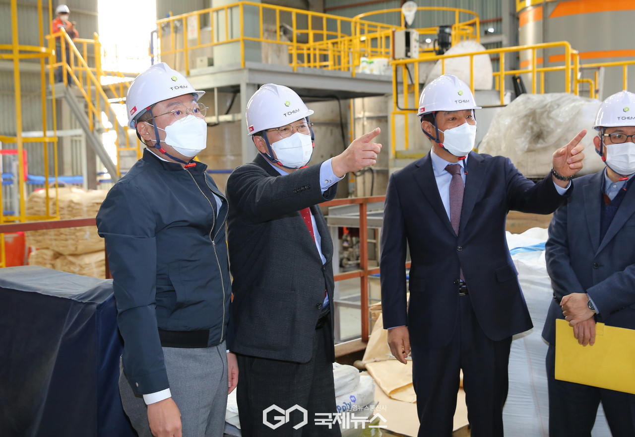 (제공=경주시) 지역 기업체를 방문, 현장을 둘러보고 있는 주낙영 경주시장