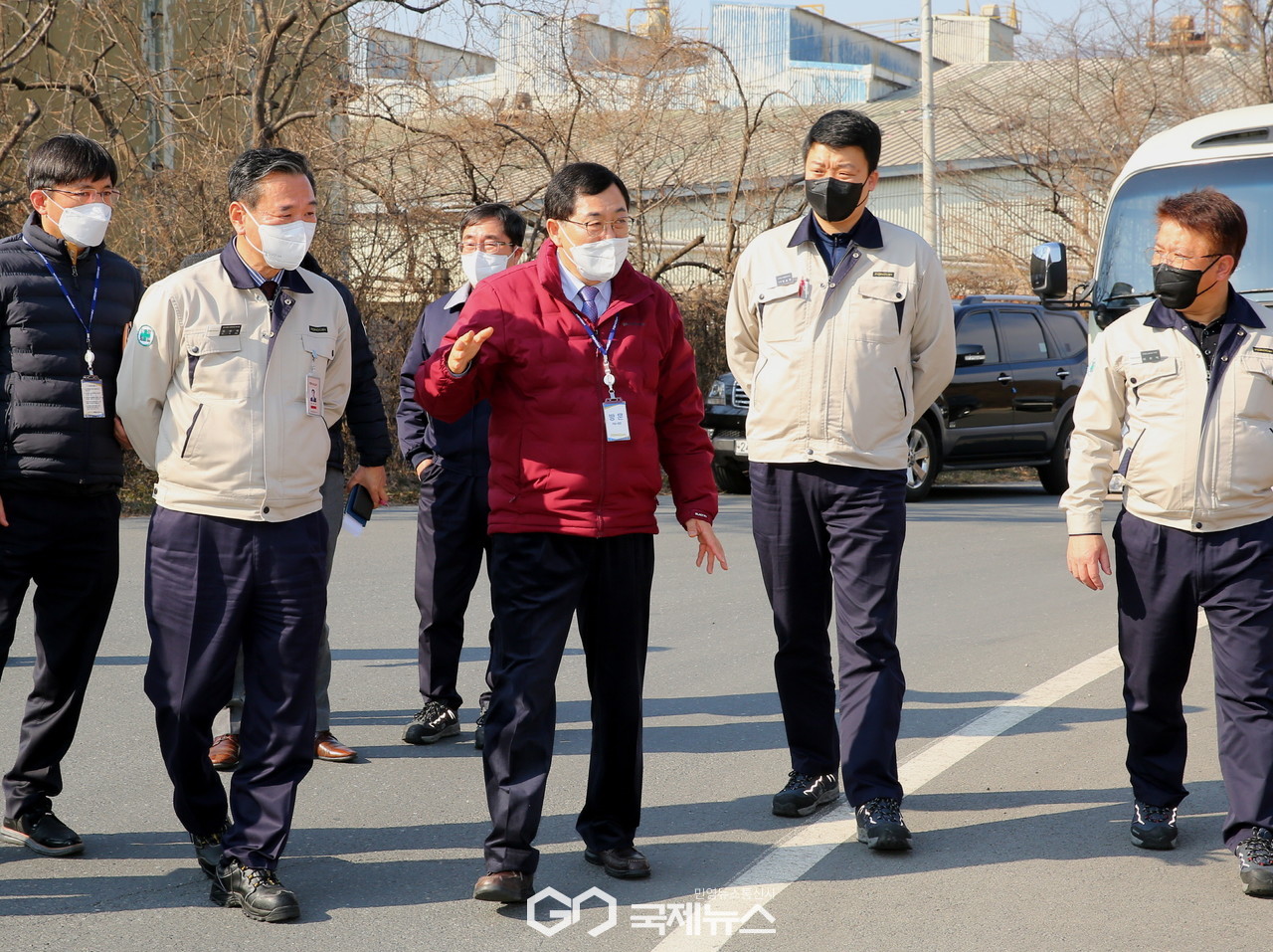 (제공=경주시) 지역 기업체를 방문, 현장을 둘러보고 있는 주낙영 경주시장