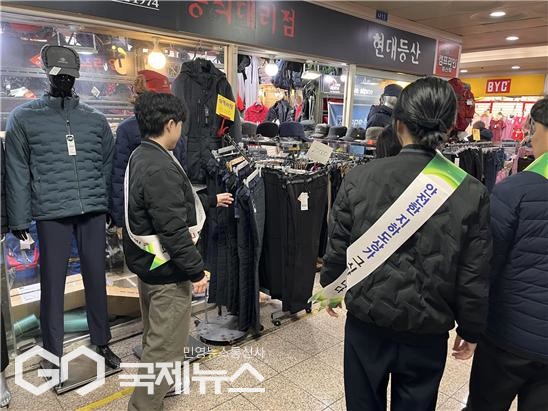 부산시설공단 상가처 직원들이 서면 지하도 상가 '질서확립 캠페인'을 진행중이다