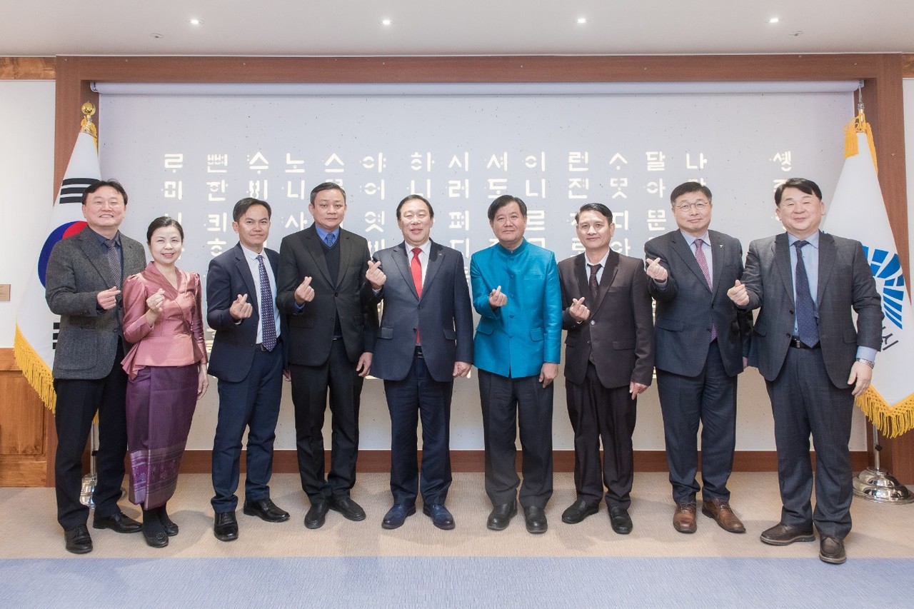 11일 세종시를 방문한 라오스 루앙프라방주  빌라이쏭 매니본 부시장을 비롯한 방문단은 오는 18일까지 창업생태계 조성 관련 연수 프로그램에 참여한다.(세종시청)