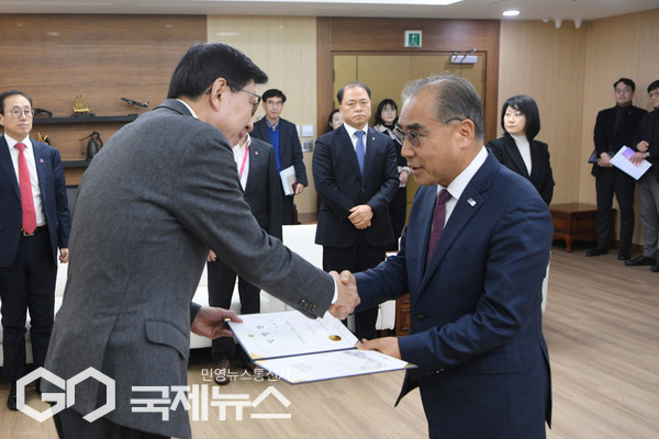 12일 오후, 시청 의전실에서 박형준 시장이 이정실 부산관광공사 사장에게 직접 임명장을 수여하고 있다/제공=부산시