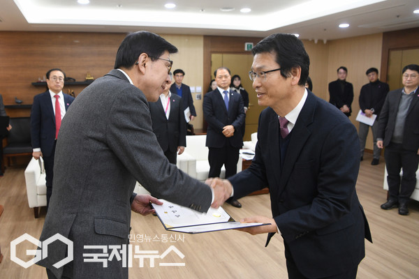 12일 오후, 시청 의전실에서 박형준 시장이 이근희 신임 부산환경공단 이사장에게 직접 임명장을 수여하고 있다/제공=부산시