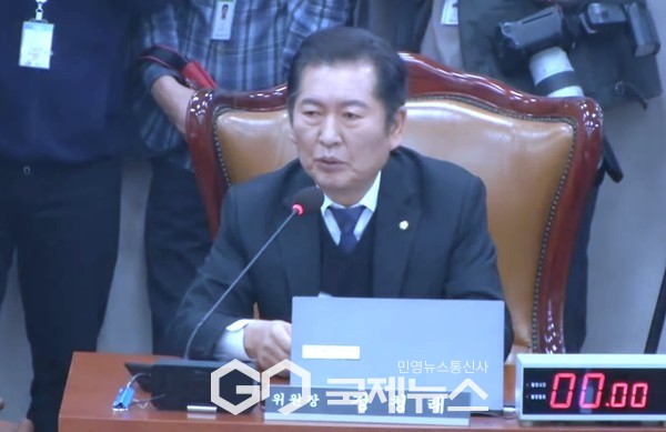 사진= 12일 국회 법사위 전체회의를 진행하는 전청래 법사위원장/고정화기자