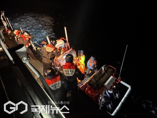 12일 오후 후 7시56분께 서귀포시 표선면 남서방 약 12㎞ 해상에서 서귀포 선적 '2066재성호'(32t·승선원 10명)로부터 긴급 구조를 요청한다는 신고가 해경에 접수돼 구명벌에서 3명, 선체 위에서 1명, 표류 중인 선원 1명 등 총 5명을 구조했다.[사진=서귀포해양경찰서]