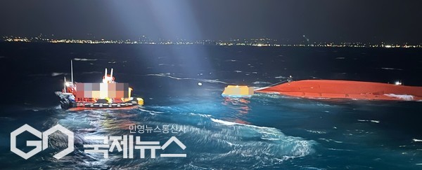 12일 오후 후 7시56분께 서귀포시 표선면 남서방 약 12㎞ 해상에서 서귀포 선적 '2066재성호'(32t·승선원 10명)로부터 긴급 구조를 요청한다는 신고가 해경에 접수돼 구명벌에서 3명, 선체 위에서 1명, 표류 중인 선원 1명 등 총 5명을 구조했다.[사진=서귀포해양경찰서]