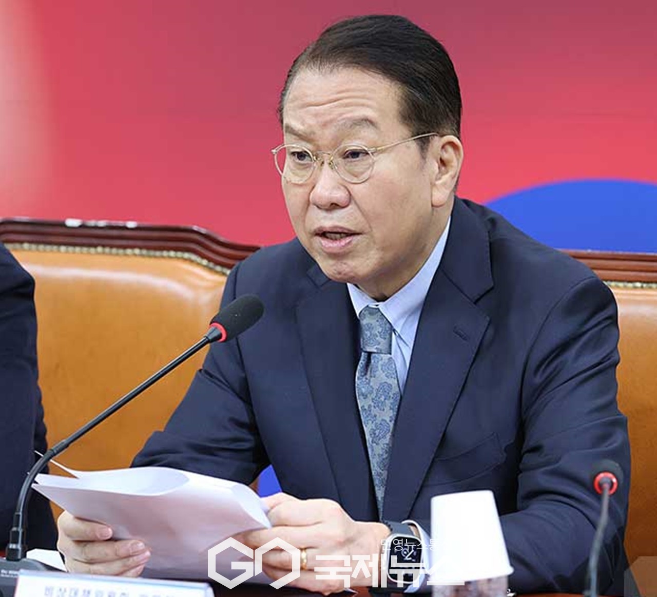 ▲권영세 국민의힘 비상대책위원장은 13일 오전 국회에서 비상대책위원회의를 주재하며 학생과 교사들의 안전을 위해서 교원임용 전후 망론하고 정신질환검사를 의무적으로 받게하고 관련 증상이 발견되면 즉각 업무에서 배제하고 치료프로그램에 참여하게 하는 교원 종합관리체계를 구축해야 한다고 밝히고 있다./사진=이용우 기자