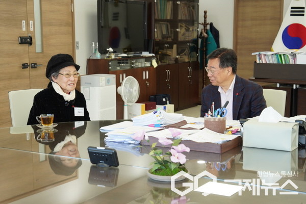 (사진=성남시)신상진 시장과 전몰군경유족 권화식 어르신께서 대화하고 있다.