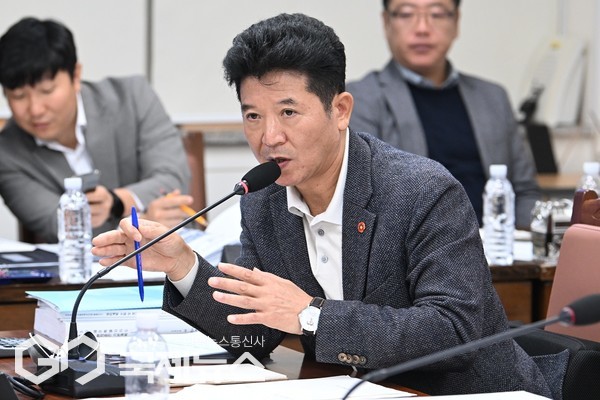 송영훈 제주도의회 더불어민주당 원내대표(서귀포시 남원읍)는  교사가 휘두른 흉기에 찔려 사망한 고(故) 김하늘 양 사망 사건과 관련해,  「제주특별자치도교육청 교원의 정신건강 증진 및 학생 보호에 관한 조례안」 발의를 예고했다.[사진=제주도의회]