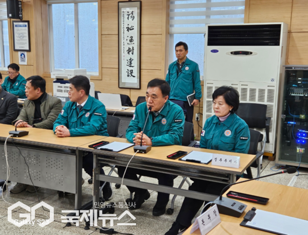 농수축경제위원회(위원장 양영식) 위원들은 지난 12일 어선 전복사고 발생으로 설치된 서귀포시 재난현장 통합지원본부를 찾아 “어선 전복사고로 인한 실종자 수색에 총력을 다해줄 것”을 당부했다.[사진=제주도의회]