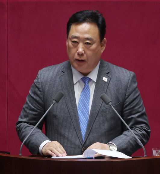 지난 13일 국회 본회의 경제분야 대정부질문에서 최상목 권한대행을 상대로 정부의 경제정책 전반에 대해 강도 높은 질의를 진행하고 있다(사진/어기구 의원)