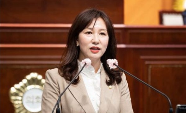 군산시의회 윤신애 의원의 의정활동이 군산시 지역 발전과 시민 복지 증진에 기여하고 있다.  /사진=윤신애 의원 홈페이지 캡쳐 