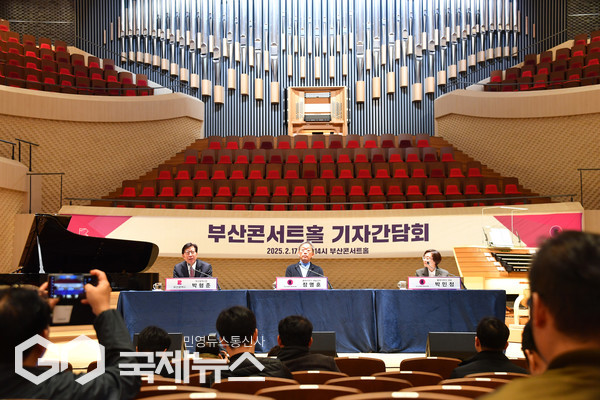 17일 오후, 부산콘서트홀 대공연장에서 열린 기자간담회 모습(왼쪽부터 : 박형준 시장, 정명훈 부산클래식 예술감독, 박민정 대표)/제공=부산시