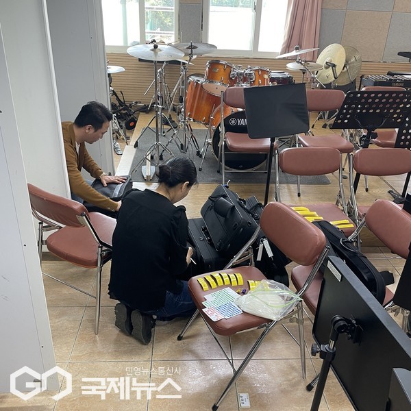 제주도교육청은 2019년 교원의 행정업무를 줄여 학생들을 위한 교육활동에 전념할 수 있도록 하기 위해 제주시교육지원청과 서귀포시교육지원청에 각각 학교지원센터를 설치하고, 70개교 대상 6개 분야 지원을 시작으로 현재 도내 모든 유·초·중학교 212개교 13개 분야에 대해 다양한 지원을 하고 있다.[사진=제주도교육청]