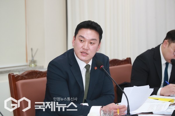 19일 열린 제주도의회 환경도시위원회의 제주시와 서귀포시의 업무보고에서 김기환 의원(더불어민주당, 제주시 이도2동갑)이 민생경제 회복을 위해 교통유발부금을 한시적으로 경감할 필요가 있다고 제안했다.[사진=제주도의회]