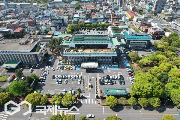 제주도가 아동의 건강한 성장을 지원하기 위해 ‘아동건강체험활동비’를 지난해에 이어 올해도 지급하고 있는 가운데 올해는 도민 편의를 위해 ‘정부24’를 통한 온라인 신청 시스템을 새롭게 도입했다.[사진=제주도청 전경]