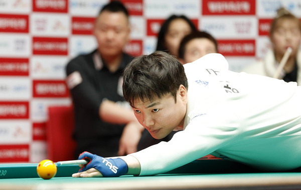 ‘웰컴저축은행 PBA 팀리그 2024-2025’ 포스트시즌 준플레이오프 2차전에서 혼자 2승을 올리며 수훈을 세운 에이스 강민구/@PBA