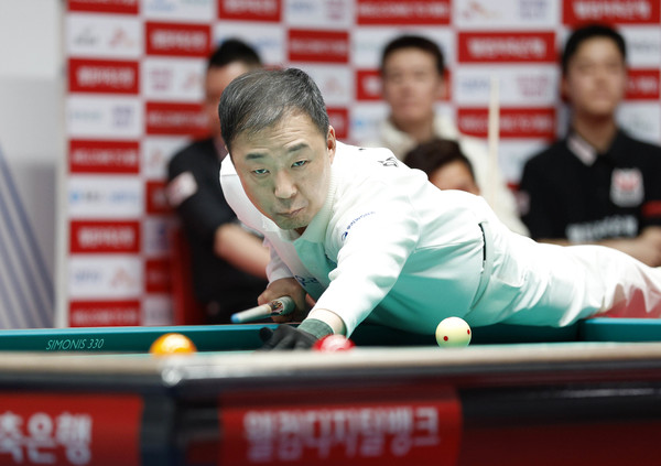 ‘웰컴저축은행 PBA 팀리그 2024-2025’ 포스트시즌 준플레이오프 1~2차전 연속 5세트 남자단식 승리로 팀을 플레이오프로 이끈 주장 엄상필/@PBA