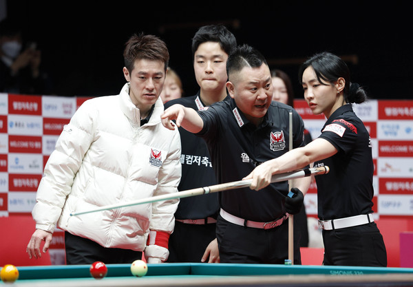 웰컴저축은행 주장 서현민이 함게 혼합복식에 출전한 최혜미와 다음 샷을 상의하고 있다./@PBA