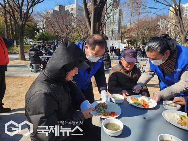 22일 오전, 부산시청 녹음광장에서 열린 무료 급식 봉사에 참여하고 있는 하윤수 전 교육감/제공=부산밥퍼나눔공동체