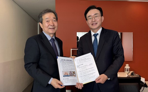 윤병태 나주시장이 지난 19일 최재철 전 주프랑스한국대사와 만나 '나주-프랑스 한불문화교류사업'에 대해 설명했다. ⓒ 나주시