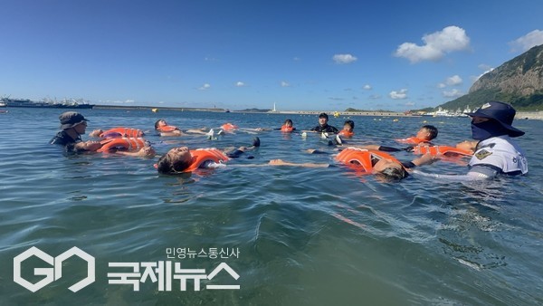 제주도교육청은 올해 초등학교 생존수영교육을 도내 모든 초등학교 학생을 대상으로 실시하며 학교 교육과정과 연해 초등 1~2학년은 이론 교육 2시간, 초등 3~6학년은 입수형 실기교육 10시간을 실시할 예정이다.[사진=제주도교육청]