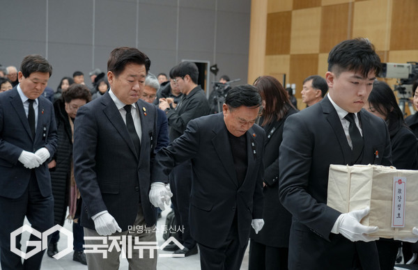 4･3희생자 발굴유해 2구가 70여 년 만에 가족의 품으로 돌아왔다. 신원이 확인돼 가족을 찾은 희생자는 예비검속 희생자 김희숙님과 9연대 군인 희생자 강정호님이다.[사진=제주도청]