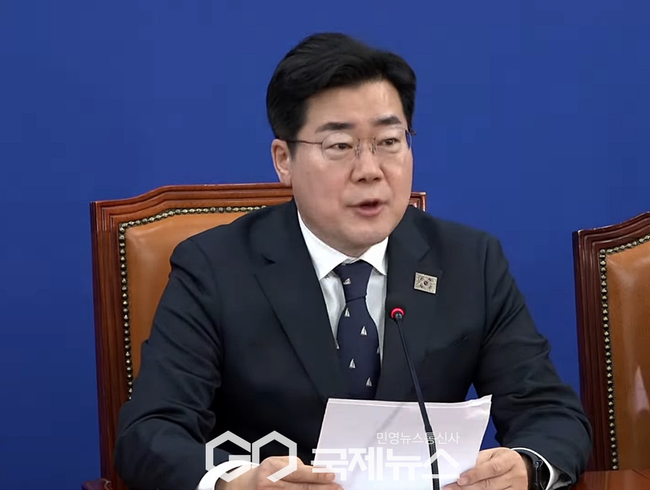 ▲박찬대 더불어민주당 원내대표는 25일 오전 국회에서 열린 원내대책회의에 참석해 국민의힘이 정말 떳떳하다면 명태균 특검에 찬성할 것을 촉구하고 있다./사진=원명국 기자