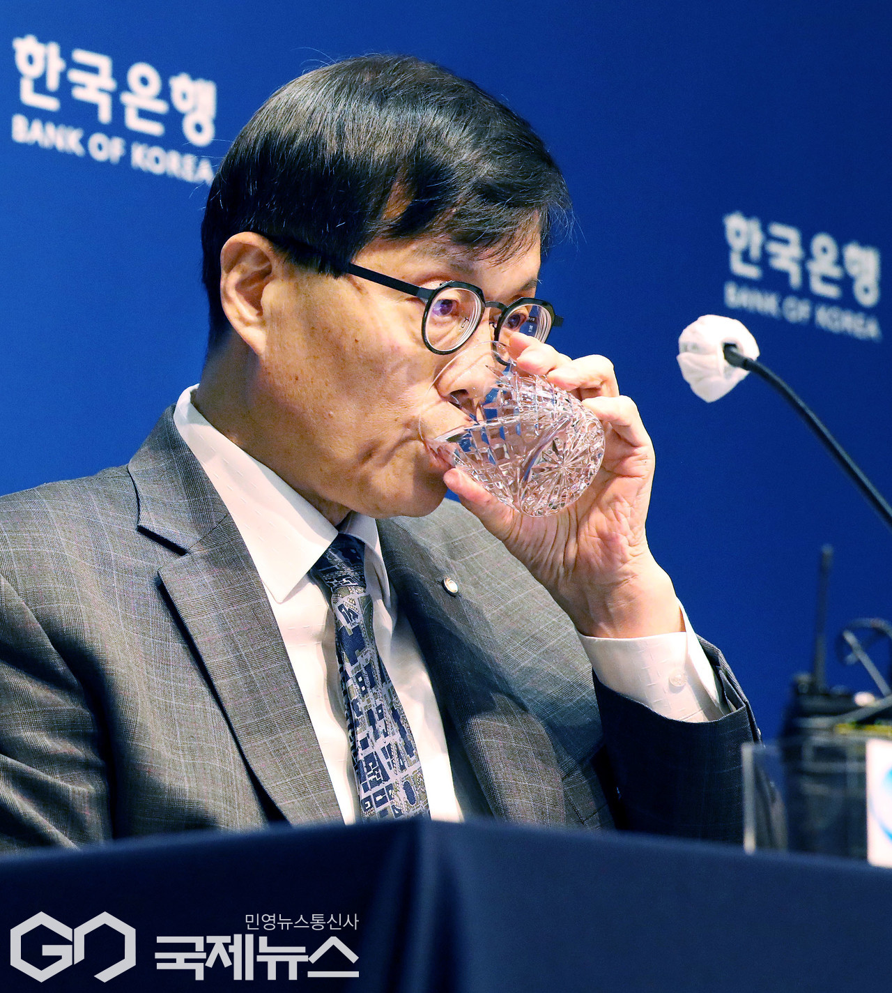 물 마시는 이창용 한국은행 총재 < 포토뉴스 < 포토 < 기사본문 - 국제뉴스