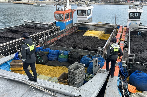 어선안전조업법을 위반한 혐의로 적발된 양식장관리선