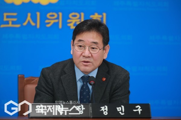 제주도의회가 자체적으로 마련한 별도의 대안은 정민구 위원장(더불어민주당·제주시 삼도1·2동)이 제안한 '도 차고지 증명 및 관리 조례 일부개정조례안'을 이날 의결했다.[사진=제주도의회]