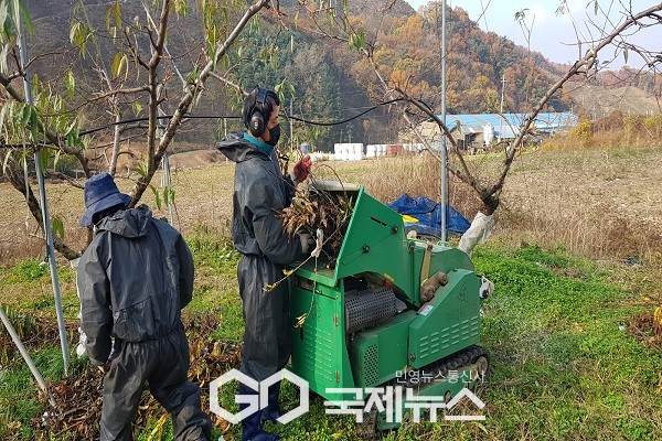 영농부산물 파쇄 지원 모습.(제공=음성군청)