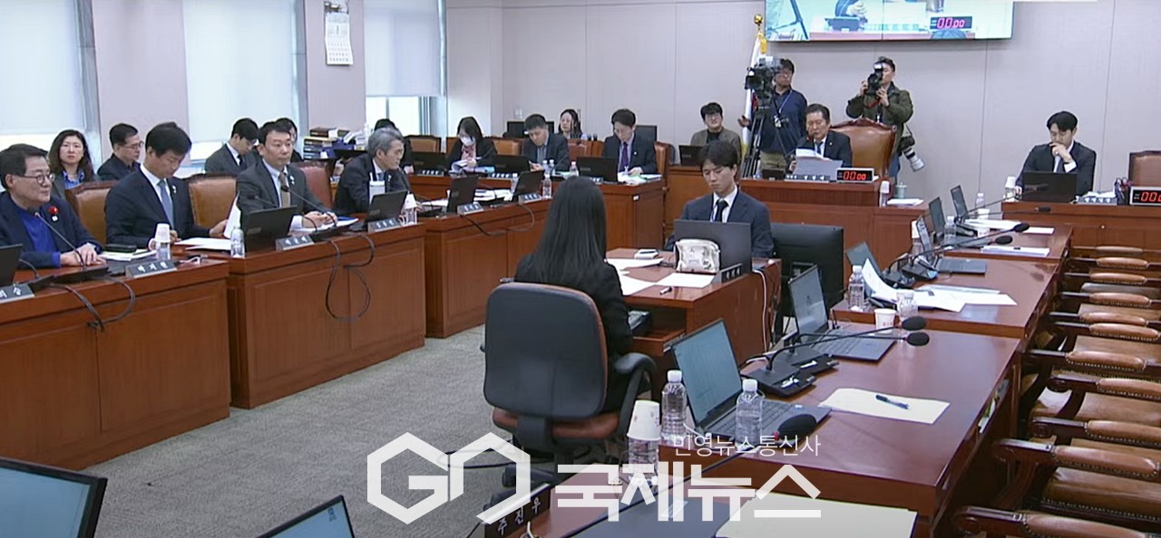 ▲국회 법제사법위원회는 26일 오후 전체회의에서 국민의힘 의원들이 불참한 가운데 상법 개정안과 명택균 특검법 등을 의결하고 있다./사진=원명국 기자 